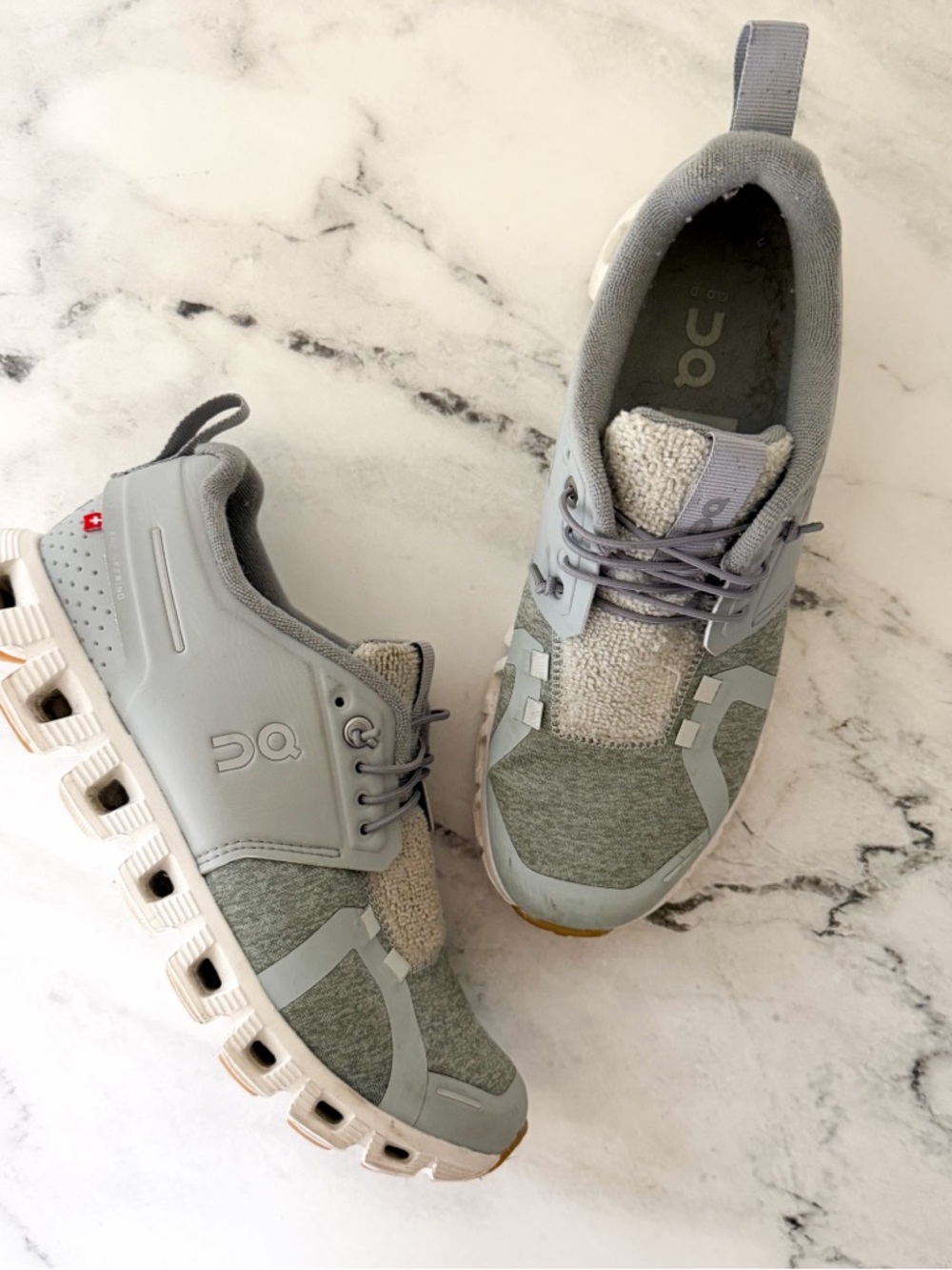 On Cloud Women’s Cloud 5 Sneakers in Terry/Glacier White - Picture 2 of 14